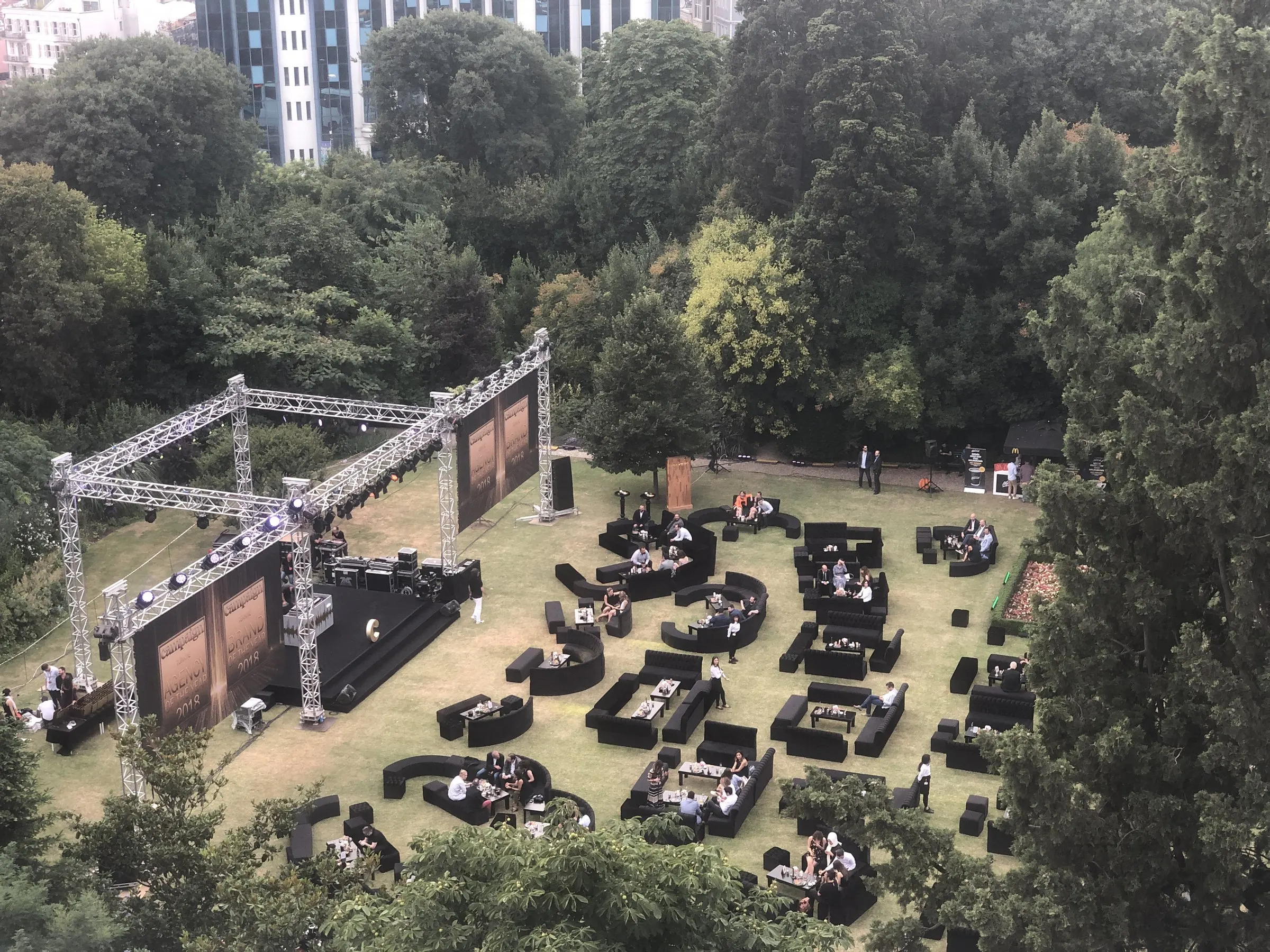2019 töreni, Pera Garden'da sahne ve oturma alanları, yukarıdan