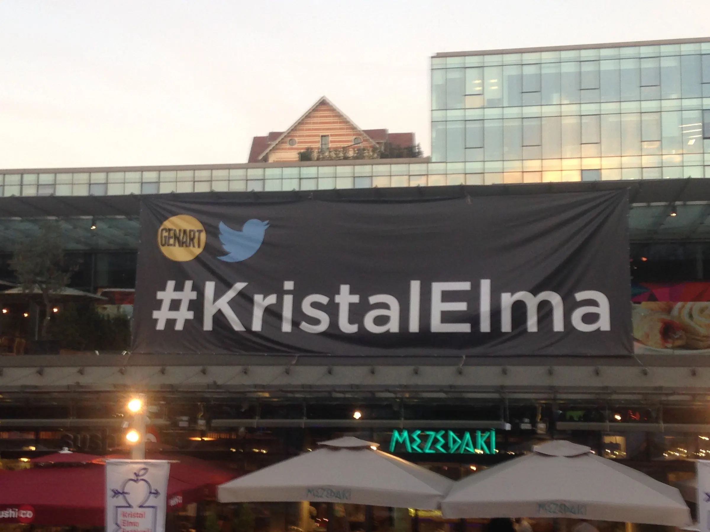 Kristal Elma Festivali 2015, Uniq İstanbul girişinde #KristalElma afişi