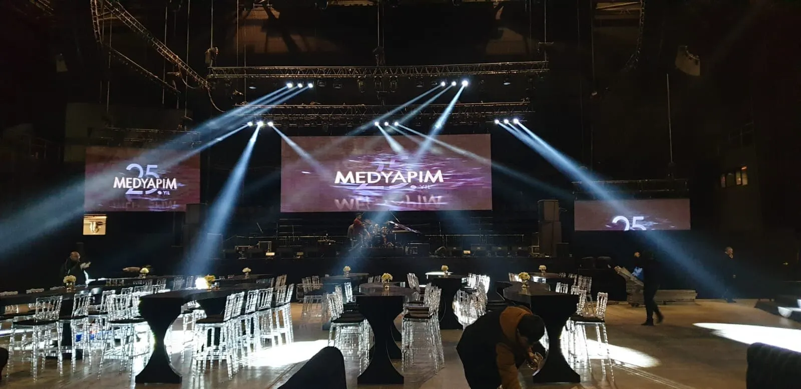 Medyapım 25. yıl gecesi, sahne ışıkları