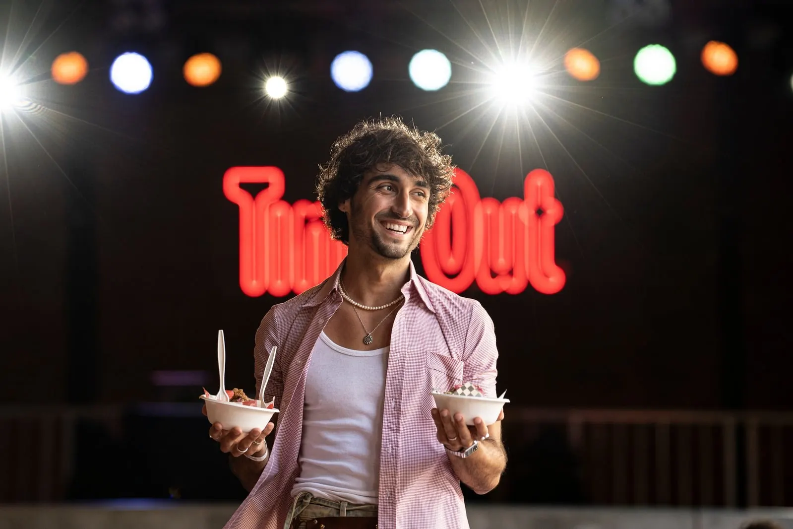 Time Out Market sahnesinde iki kase yemekle bir konuk